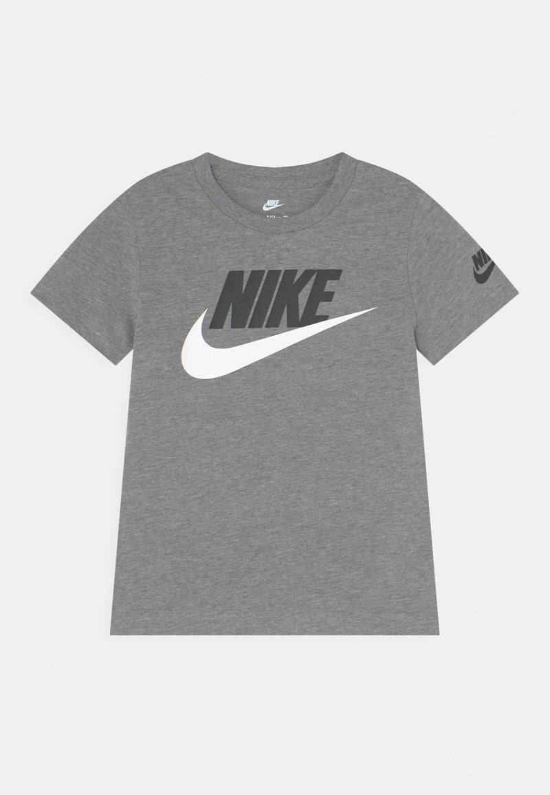Camiseta cinza de manga curta feita de algodão, com um grande logotipo preto "NIKE" e um Swoosh branco na parte da frente; pequeno logotipo da Nike na manga.