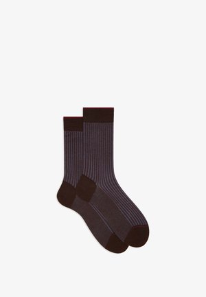 Calze marroni con accenti marroni scuri, caratterizzate da un motivo a righe verticali viola, bordo a costine e aree rinforzate per il tallone e le punte.