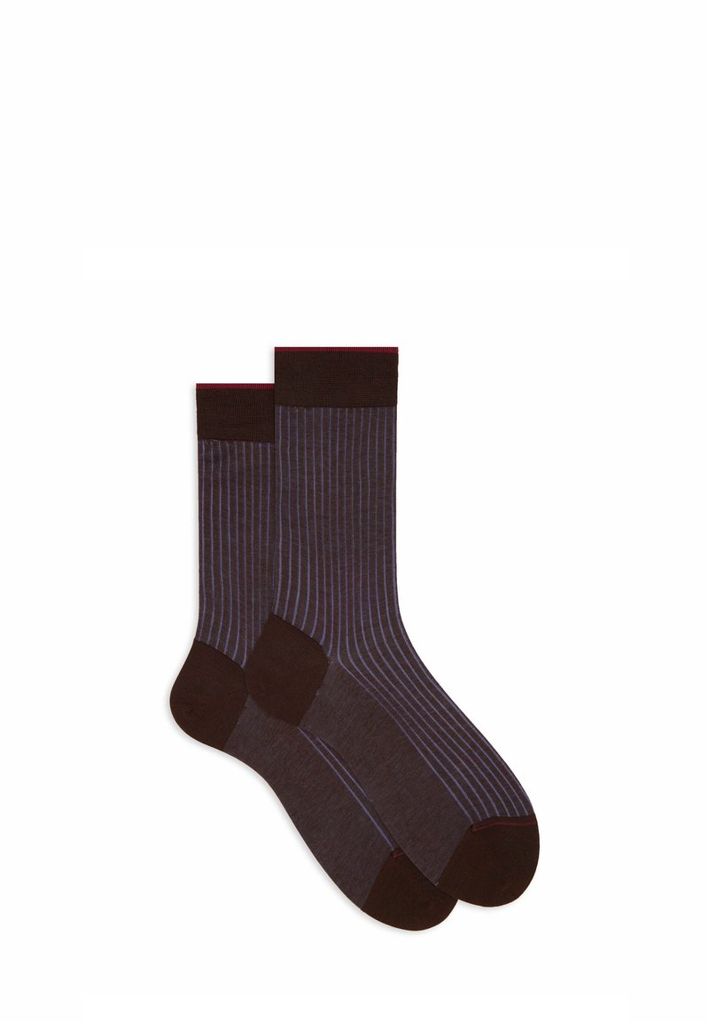 Calze marroni con accenti marroni scuri, caratterizzate da un motivo a righe verticali viola, bordo a costine e aree rinforzate per il tallone e le punte.