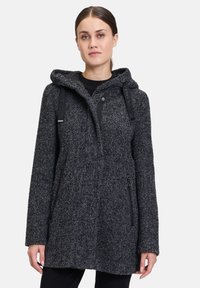 Czarny i szary wzorzysty wełniany płaszcz z kapturem, zapięcie na napy z przodu, zapinane na zamek kieszenie po bokach i regulowane paski. Gładkie, teksturowane wykończenie.