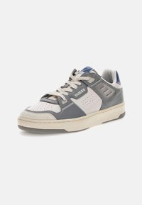 Tenis cu un superior din piele și daim gri și alb, vârf rotund, închidere cu șireturi, limbă căptușită și accente de marcă. Talpă din cauciuc texturată.