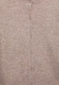 Cardigan tricotat maro deschis, cu un rând vertical de șapte nasturi asortați pe partea frontală centrală.