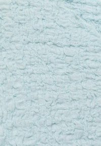 Svetlo modrá textúra látky s vyvýšeným, pokrčeným vzorom a nerovnými líniami. Jemná, delikátna tkanina s decentným leskom.