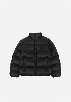 Chaqueta de plumas negra con collar alto, cierre frontal con cremallera y dos bolsillos con cremallera; textura acolchada y logotipo en relieve en el lado superior izquierdo.