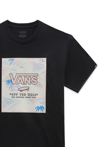 T-shirt Vans noir à manches courtes avec le logo "VANS", un graphisme de skateboard et le texte "Off the Wall, The Original Since 1966" sur un fond scénique beige et bleu.