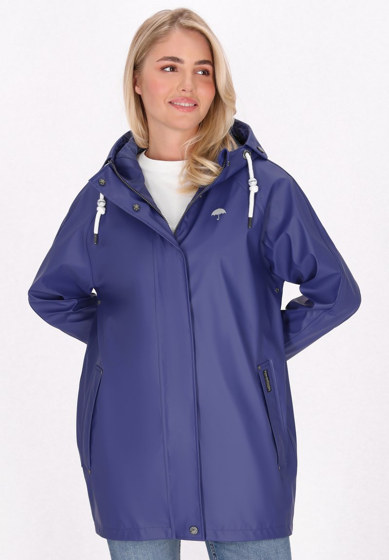 Fialová nepremokavá bunda s kapucňou, s prednými vreckami, nastaviteľnými šnúrkami a strieborným logom na hrudi. Hladká, lesklá textura.