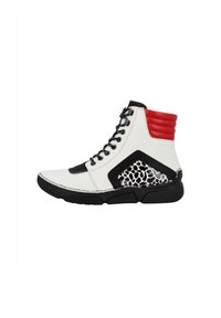 Wysokie sneakersy z białą skórzaną cholewką, czerwonym wyściełanym obcasem, czarnymi akcentami oraz teksturowaną boczną częścią w czarno-białym wzorze.