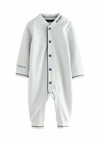 Grau Baby-Overall mit langen Ärmeln, strukturierter Stoff, marineblaue Akzente, Knöpfe an der Vorderseite und "BAKER" auf dem Kragen und dem Ärmel bedruckt.