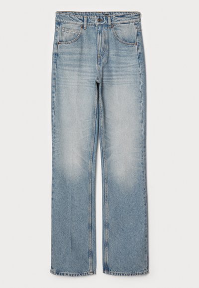 Jeans de denim azul claro com corte straight, apresentando uma cintura alta, design de cinco bolsos e desbotamento subtil nas coxas e joelhos.