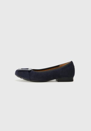Ballerines en suède bleu marine avec un bout rond, dotées d'un nœud décoratif et d'un petit accent en argent à l'avant. Talon noir bas.