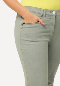 Ulla Popken Shorts vaqueros - light moss green