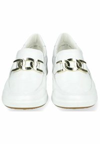 Weiße Slipper aus glattem Leder, mit einer metallisch goldenen Kette auf der Vorderseite und einer strukturierten Sohle für zusätzlichen Halt.