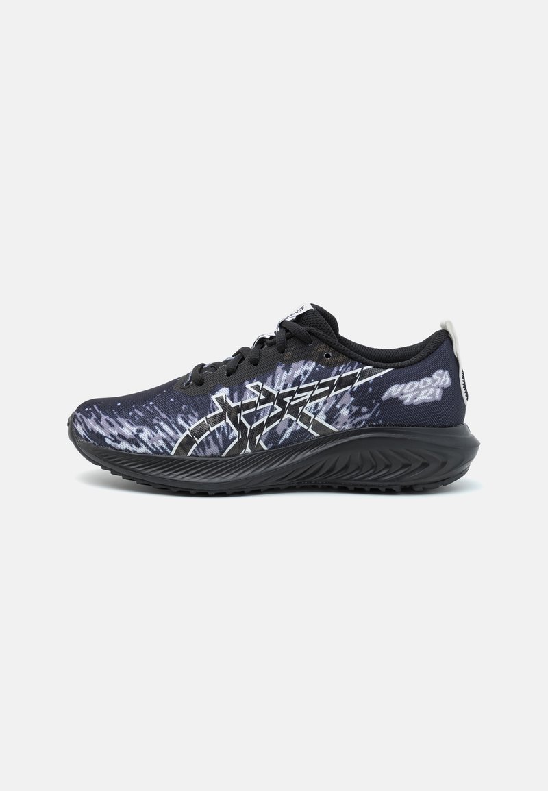 Chaussure de sport noire avec un dessus en mesh présentant un motif abstrait violet et blanc, une semelle épaisse noire et des lacets noirs.