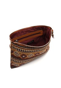 Borsa a tracolla in tessuto intrecciato con motivi geometrici in tonalità terrene, chiusura con zip e interno bordeaux con tasca a sacchetto.