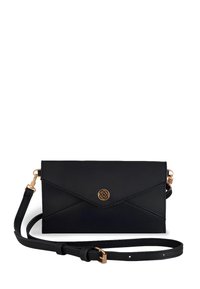 Čierna kožená crossbody taška s obálkovým dizajnom, zlatými kovovými doplnkami a nastaviteľným popruhom. Hladká textura s minimalistickým prešívaním.