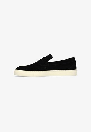 Zwarte suède instapper met witte rubberen zool, mocassin-stijl stiksel en een banddetail over de bovenkant.