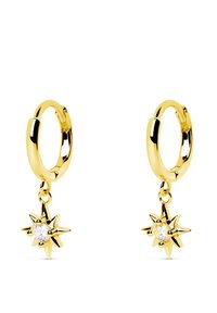 Orecchini a cerchio dorati con un ciondolo a forma di stella decorato da una pietra centrale trasparente, che presenta una finitura lucida e una forma intricata.