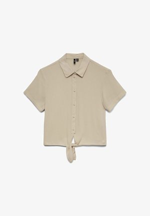 Bež bluzica kratkih rukava s kragnom, prednjim dugmadi i čvorom na rubu. Glatka, lagana tkanina s suptilnom teksturom.