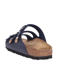 Sandal za klizanje u mornarsko plavoj boji ima glađeni gornji materijal, pluto uložak, teksturirani potplat i izrezanu konstrukciju s dekorativnim detaljima.