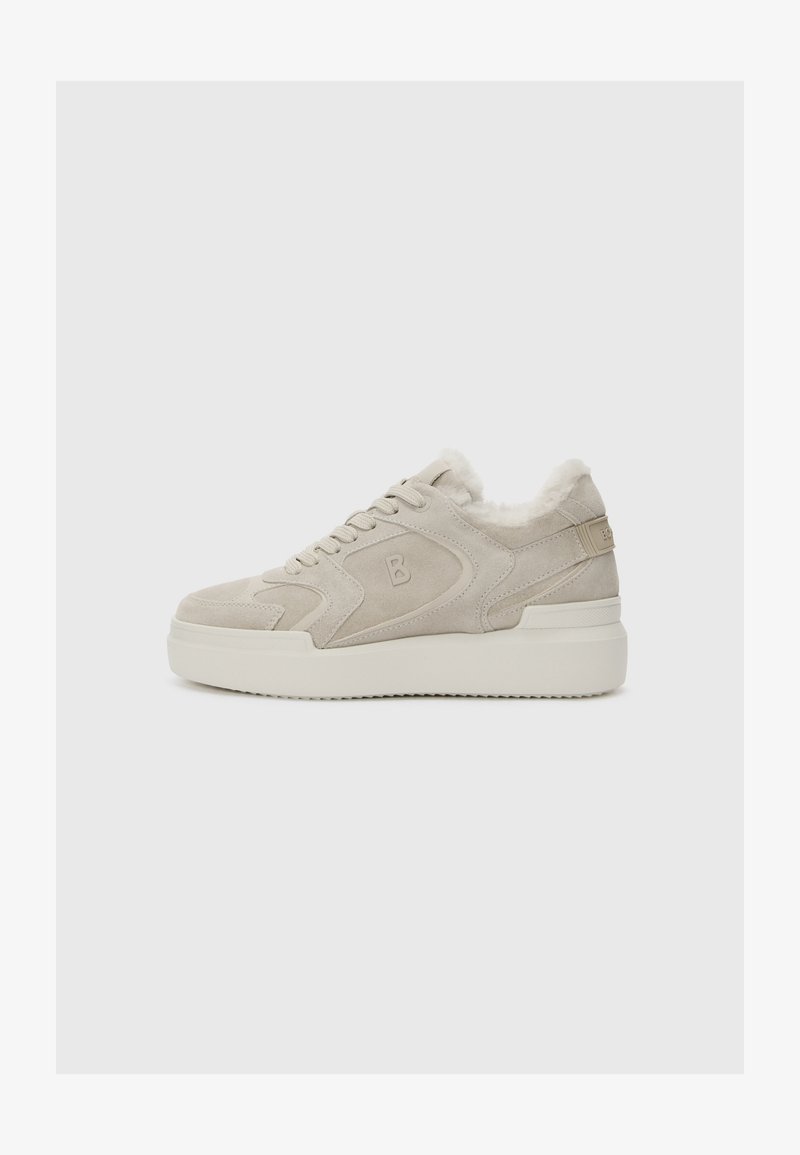 Beez suede tossud jalatsid, millel on pehme vooder, ümar varvas ja paks valge tallaosa. Omab logo detaili külgedel ja beeži aktsente.