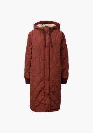 Podložena dolga jakna v temno burgundski barvi, z kapuco, zatičnimi gumbi in rebrastimi manšetami. Mehka flisasta podloga povečuje toploto in udobje.