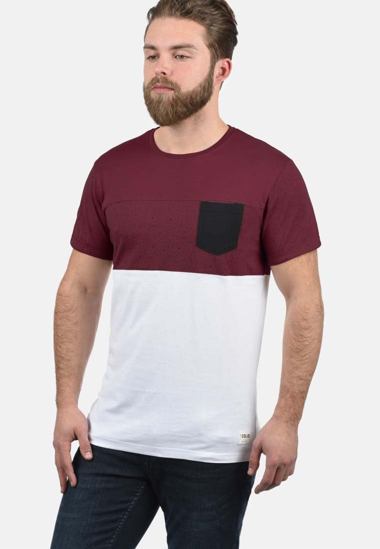 Bordeaux og hvid kortærmet T-shirt med en sort lomme, der har en struktureret øverste sektion og en glat nederste sektion.