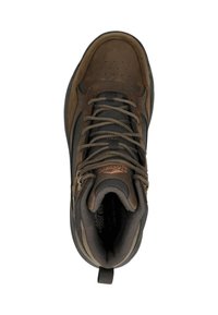 Zapato de senderismo marrón con materiales de ante y malla, que cuenta con un collar acolchado, diseño de cordones y una suela de goma texturizada.