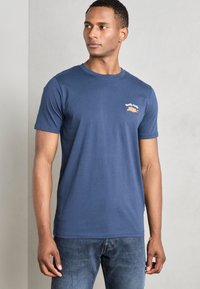 Lindbergh EMBROIDERY TEE - Marškinėliai su spaudiniu - dark blue