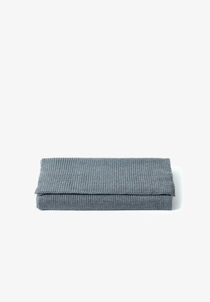 Gefalteter grauer gerippter Strickschal auf weißem Hintergrund mit einfacher, sauberer Textur und rechteckiger Form.
