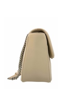 Borsa a mano in pelle beige con un design strutturato, fondo piatto e tracolla in catena argentata sul lato. Parte superiore leggermente arrotondata.