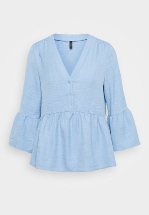 Ανοιχτό μπλε τοπ με τούλι ύφασμα, διαθέτει V-λαιμόκοψη, κουμπιά μπροστά και φαρδιά μανίκια τριών τετάρτων με ρέουσα φάσα.