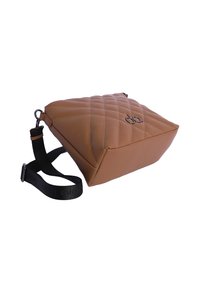 Bolso acolchado marrón con forma geométrica, material de cuero sintético, correa negra con un logotipo, cierre de cremallera y silueta angular.