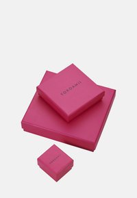 Tres cajas de regalo rosas de diferentes tamaños apiladas. La caja más pequeña en la parte superior presenta un logo impreso, todo envuelto en un acabado liso y brillante.