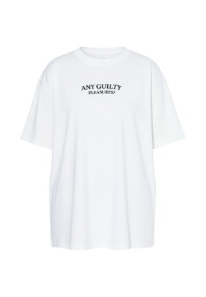 Weißes oversized T-Shirt mit kurzen Ärmeln und schwarzem Text „ANY GUILTY PLEASURES?“ zentriert auf der Brust.