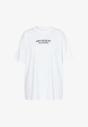 Witte oversized T-shirt met korte mouwen met zwarte tekst "ANY GUILTY PLEASURES?" gecentreerd op de borst.