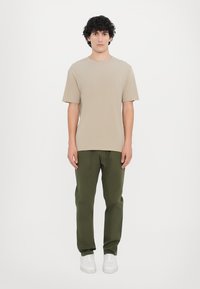 CLOSED VIGO TAPERED - Housut - forest green