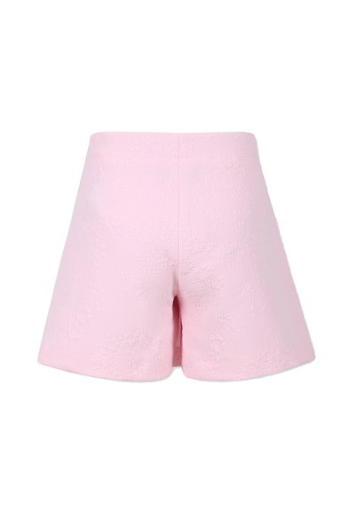 Pantaloni shorts rosa con un motivo floreale testurizzato, vestibilità tailored e lunghezza a metà coscia. Presentano una cintura liscia e nessuna chiusura visibile.