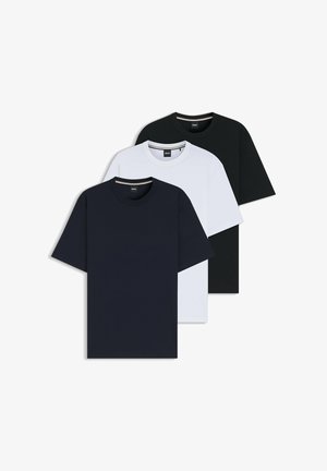 Trzy proste t-shirty z okrągłym dekoltem w kolorach czarnym, białym i granatowym, ułożone warstwowo i wyświetlone na białym tle.