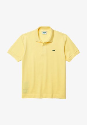 Geel poloshirt met korte mouwen, uitgevoerd met een knoopsluiting met twee knopen en een groen krokodillenlogo op de linkerborst.