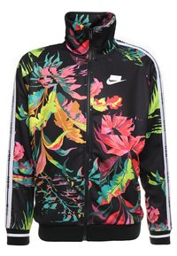 Zip-up jacka i lättviktsmaterial med ett djärvt blommönster i rosa, grönt och gult mot en svart bakgrund. Inkluderar vita sidostråkar.