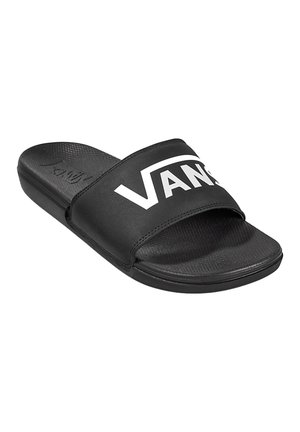 Zwarte slidesandaal met een brede band met een opvallend wit "VANS"-logo, een gestructureerd voetbed en een gladde rubberen zool.