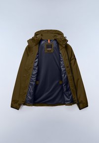 Olivengrøn hættejakke med navyblåt for, åben frontlynlås og et sort mærke med mærkenavn ved halsen.