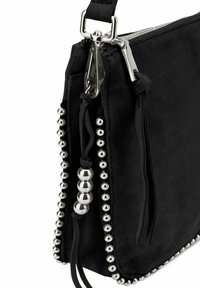 Borsa a mano in suede nera con un accento di perline argentate lungo il bordo, chiusura con zip e tracolla removibile con clip in metallo lucidato.