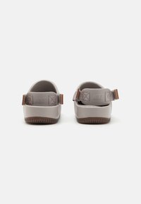 Nike Sportswear CALM MULE UNISEX - Natikači - college grey/med brown