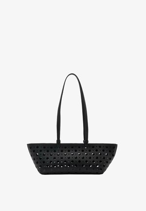 Borsa tote nera con un design perforato, dotata di spallacci lunghi e forma rettangolare. Realizzata in materiale flessibile.