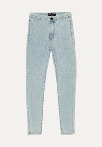 Vaaleansiniset farkut slim fit -mallilla, joissa on vetoketju, nappisuljenta ja yksinkertainen ompelu. Ei huomattavia kuvioita tai metalliosia.