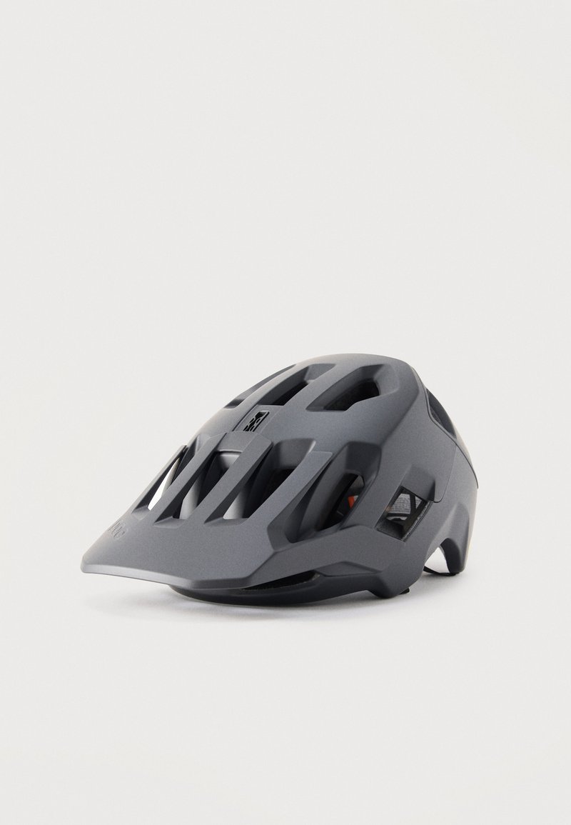 Casque de VTT gris mat avec plusieurs ouvertures de ventilation et une visière prolongée à l'avant sur un fond uni.