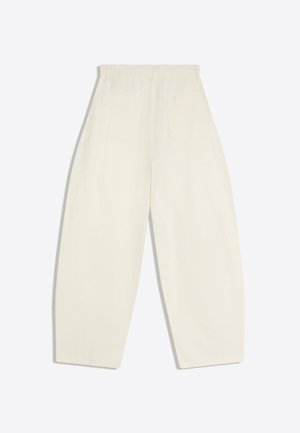 Hoch taillierte, weit geschnittene cremefarbene Hose mit Gesäßtaschen und Gürtelschlaufen, flach auf einem hellen Hintergrund ausgelegt.