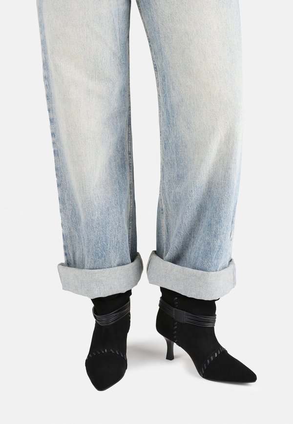 SINGLE LARA - Boots4