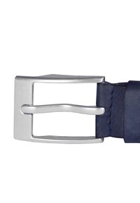 Laivastonsininen nahkavyö, jossa on hopeinen metalli-solki. Solki on klassisen suorakulmaisen muotoinen, jossa on tappiosa ja sileä, kiillotettu pinta.